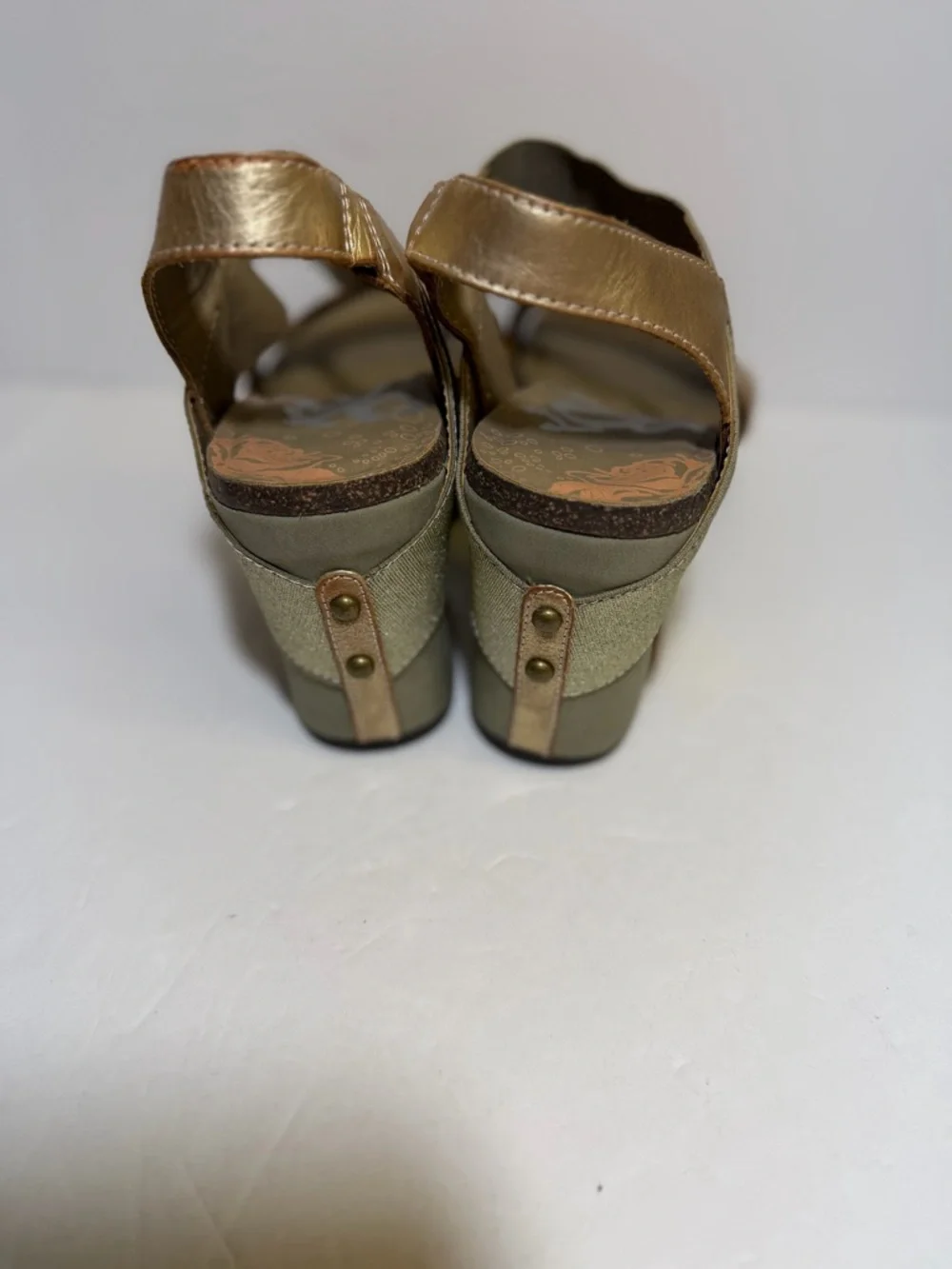 OTBT Bushnell Wedge sandal in a gold colorway Size‎ 9.5M